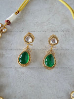 Load image into Gallery viewer, Sani Emerald Green Kundan Necklace Set
