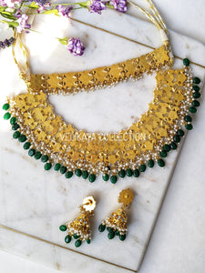 Pachi Kundan Choker Necklace with Jhumkas & Mathapatti