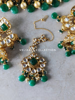 Load image into Gallery viewer, Emerald Green Kundan Choker Necklace Set
